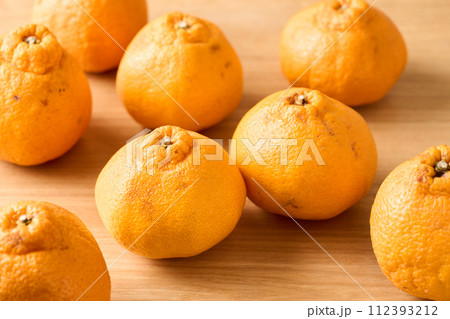 傷あり、不揃いのデコポン 112393212