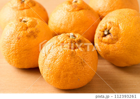 傷あり、不揃いのデコポン 112393261