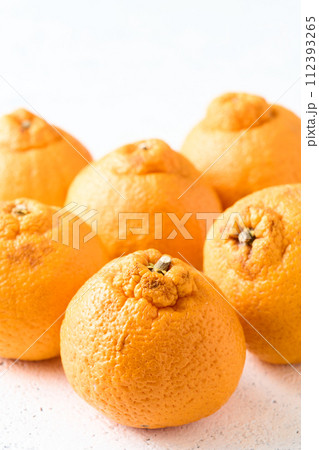 傷あり、不揃いのデコポン 112393265