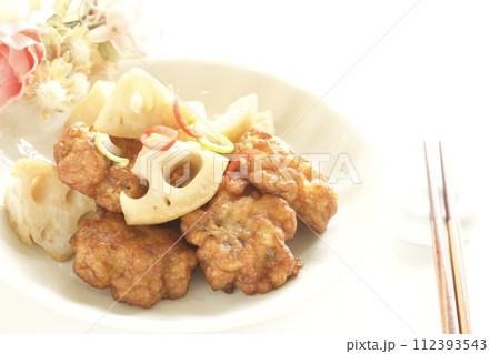 レンコンとさつま揚げの甘辛煮 112393543