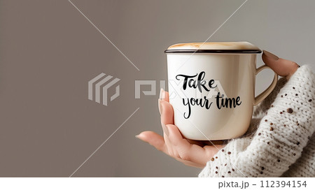「Take your time」と書かれたコーヒーカップ 112394154