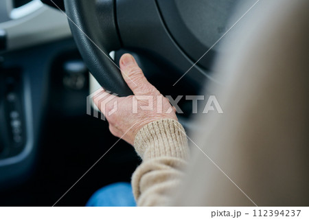 車を運転するシニア女性 112394237