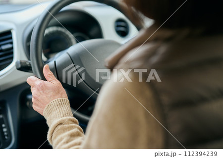 車を運転するシニア女性 112394239