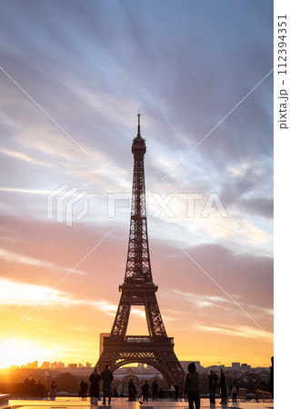 日の出時刻のエッフェル塔　トロカデロ広場にて 112394351