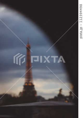 夕暮れのエッフェル塔イメージ 112394498