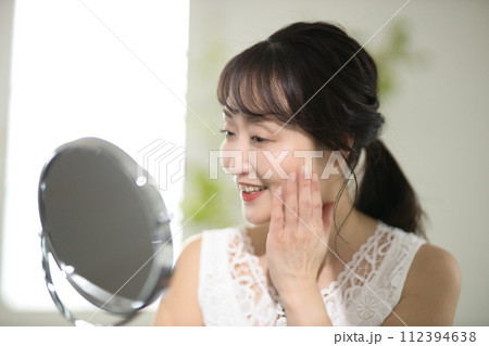 40代女性のスキンケア　ビューティーイメージ 112394638