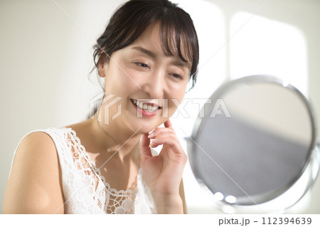 40代女性のスキンケア　ビューティーイメージ 112394639