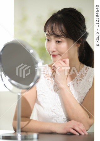 40代女性のスキンケア ビューティーイメージ 40代女性のスキンケア ビューティーイメージ 112394640