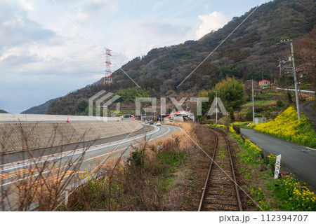 車窓から見た川沿いのローカル線の春の風景 車窓から見た川沿いのローカル線の春の風景 112394707