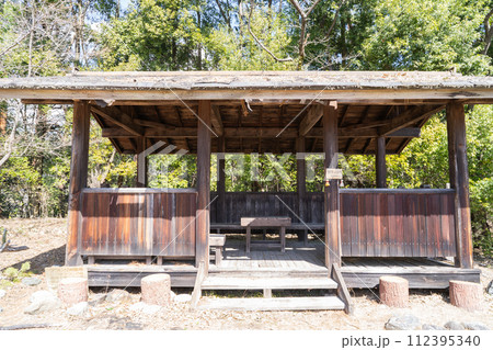 躑躅ヶ崎園地の東屋（甲府） 112395340
