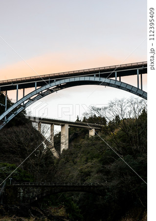 夕方の高千穂三代橋 112395409