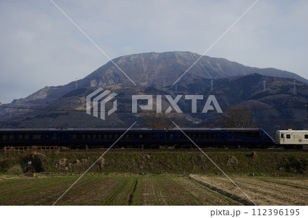 四国から伊豆へ返却回送されるザ・ロイヤルエクスプレス (東海道本線 近江長岡-柏原,2024年3月) 四国から伊豆へ返却回送されるザ・ロイヤルエクスプレス (東海道本線 近江長岡-柏原,2024年3月) 112396195