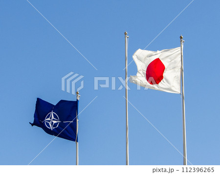風にはためくNATOの旗と日の丸 風にはためくNATOの旗と日の丸 112396265