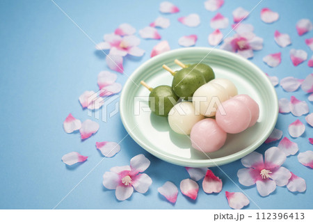 おいしい三色団子、花より花見団子 112396413
