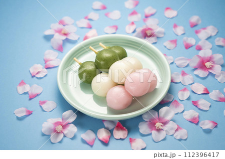 おいしい三色団子、花より花見団子 おいしい三色団子、花より花見団子 112396417