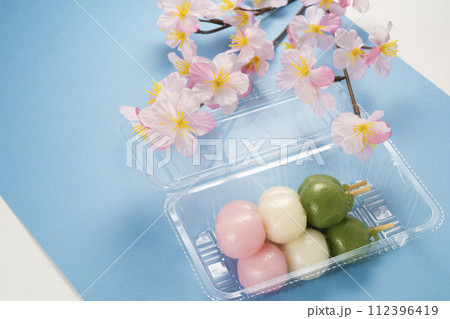 おいしい三色団子、花より花見団子 112396419