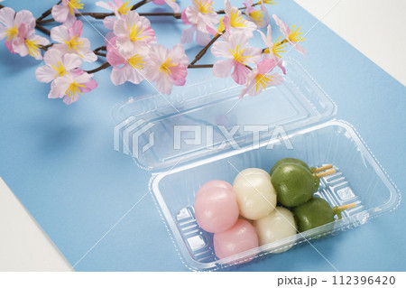 おいしい三色団子、花より花見団子 112396420