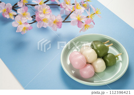 おいしい三色団子、花より花見団子 112396421