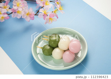 おいしい三色団子、花より花見団子 112396423