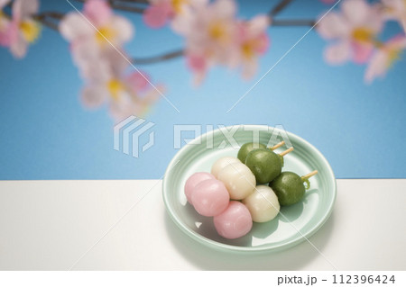 おいしい三色団子、花より花見団子 112396424