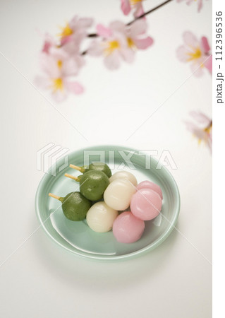春、桜の木の下で花見団子 112396536