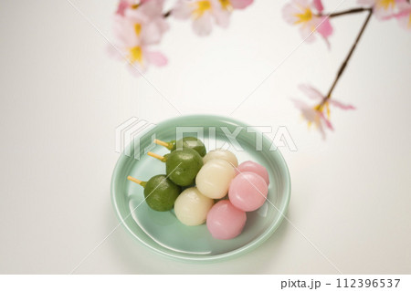 春、桜の木の下で花見団子 112396537