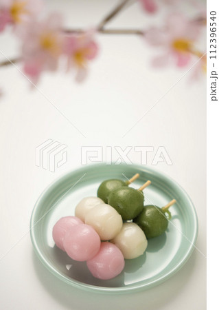 春、桜の木の下で花見団子 112396540