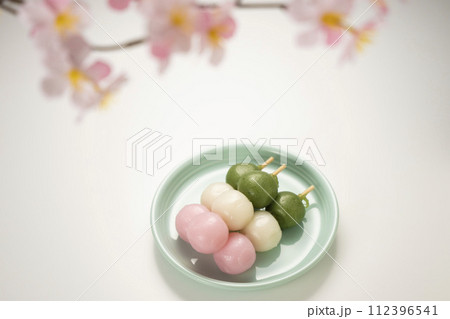 春、桜の木の下で花見団子 112396541