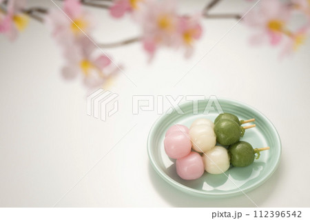 春、桜の木の下で花見団子 112396542