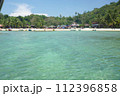 マレーシアの島と透き通った海 112396858