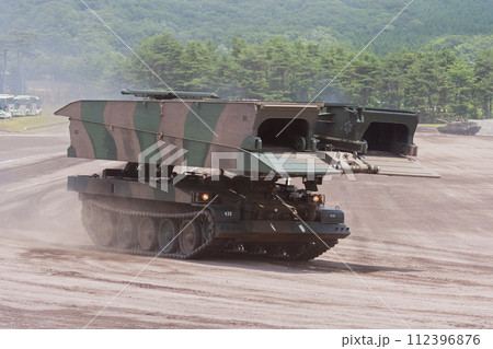 観閲行進する陸上自衛隊91式戦車橋 112396876