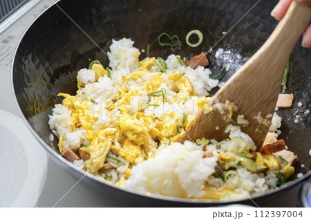 鉄製の中華鍋でチャーハンを炒める 鉄製の中華鍋でチャーハンを炒める 112397004