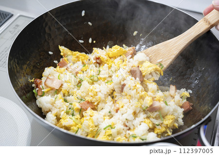 鉄製の中華鍋でチャーハンを炒める 112397005
