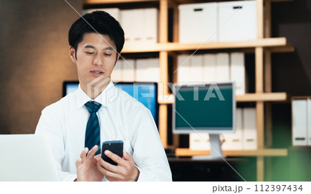 スマホを見るビジネスマン スマホを見るビジネスマン 112397434