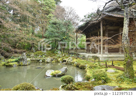 蓮華寺庭園と本堂(雨天) 蓮華寺庭園と本堂(雨天) 112397513