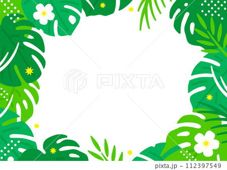 ヤシの葉やモンステラで作った葉っぱのフレーム。南国リゾートをイメージした夏の背景素材。 ヤシの葉やモンステラで作った葉っぱのフレーム。南国リゾートをイメージした夏の背景素材。 112397549