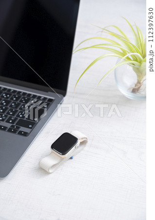 スマートウオッチとノートパソコン スマートウオッチとノートパソコン 112397630