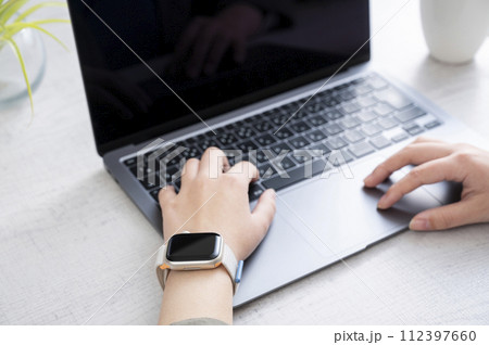 スマートウオッチを着けてパソコン作業 スマートウオッチを着けてパソコン作業 112397660