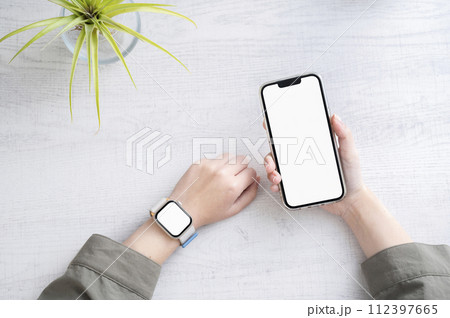 スマートウオッチとスマートフォン スマートウオッチとスマートフォン 112397665
