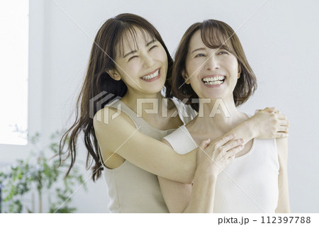 30代の娘とママの母娘のポートレート 30代の娘とママの母娘のポートレート 112397788