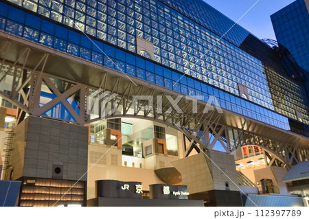 夕暮れ時の美しいJR京都駅 烏丸口 112397789