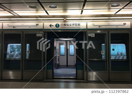 【香港】香港駅に停車中の「香港エアポートエクスプレス」 112397862