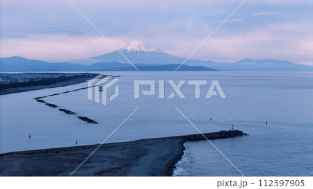 大井川河口から見た富士山　　1月の夕方 112397905