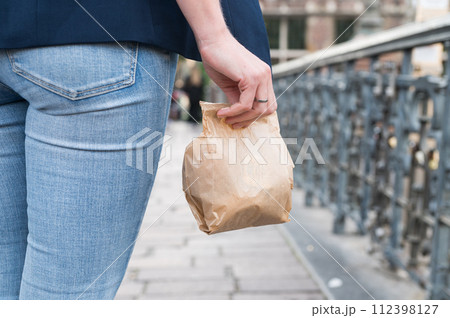 Casual Takeout Concept in Urban Setting 112398127