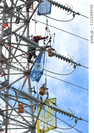 送電鉄塔 送電鳶が鉄塔でのメンテナンス作業風景 送電鉄塔 送電鳶が鉄塔でのメンテナンス作業風景 112398438