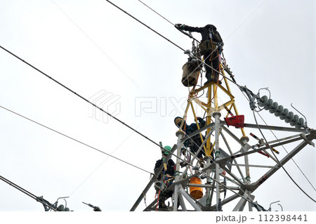 送電鉄塔　送電鳶が鉄塔でのメンテナンス作業風景 112398441