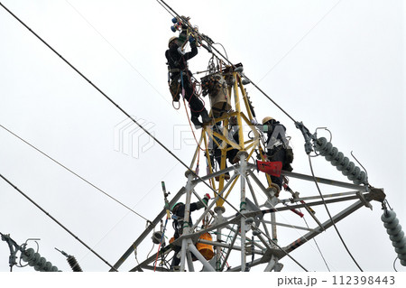 送電鉄塔　送電鳶が鉄塔でのメンテナンス作業風景 112398443