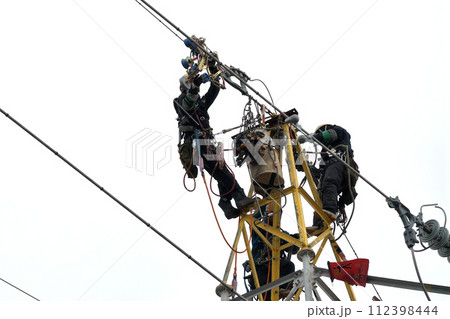送電鉄塔 送電鳶が鉄塔でのメンテナンス作業風景 送電鉄塔 送電鳶が鉄塔でのメンテナンス作業風景 112398444