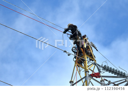 送電鉄塔 送電鳶が鉄塔でのメンテナンス作業風景 送電鉄塔 送電鳶が鉄塔でのメンテナンス作業風景 112398456