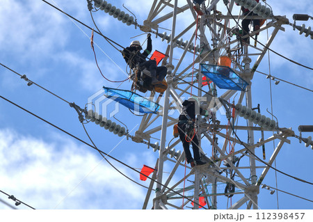 送電鉄塔　送電鳶が鉄塔でのメンテナンス作業風景 112398457